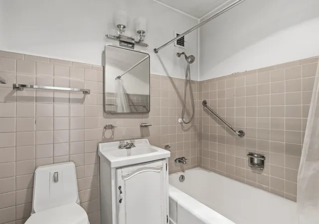 Listing Photo 2 - Condo for sale in building located at 5530 S Shore Dr, Chicago, IL 60637 - Unit #17A