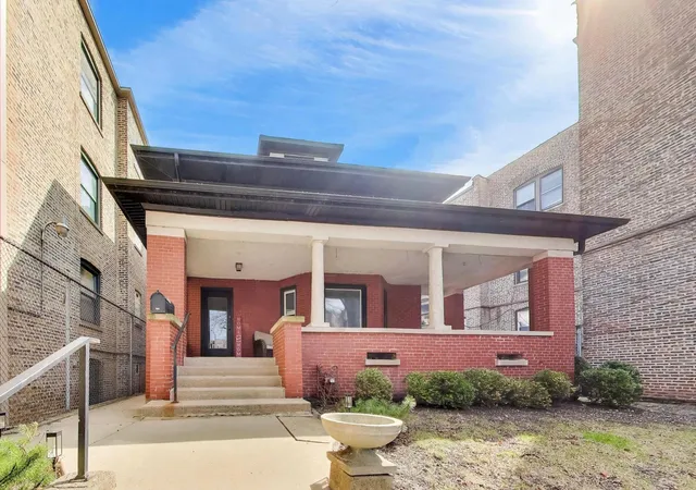 Homes for sale in Chicago, IL | 7015 N Sheridan Rd, Chicago, IL 60626 | MLS# 12601387