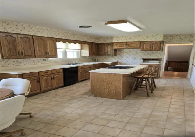 3rd image of 9 Orchard Dr, Charleston, IL 61920 | MLS# 12601784