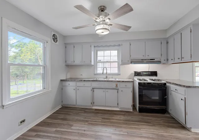 5th image of 320 Streamside Dr, Harvey, IL 60426 | MLS# 12602255