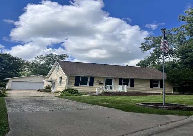 Photo 36 of Single family home for sale at 3223 53rd St B, Moline, IL 61265 | MLS# 12602907 | Listing updated on 2026-09-12