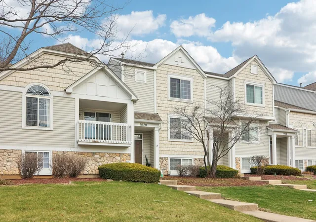 Photo 2 of Townhouse for sale at 1870 Middlebury Dr, Aurora, IL 60503 | MLS# 12603499 | Listing updated on 2026-09-16