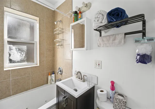 Homes for sale in Chicago, IL | 6319 N Sacramento Ave #3E, Chicago, IL 60659 | MLS# 12603523