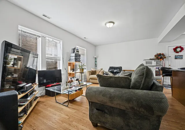 Homes for sale in Chicago, IL | 6319 N Sacramento Ave #3E, Chicago, IL 60659 | MLS# 12603523