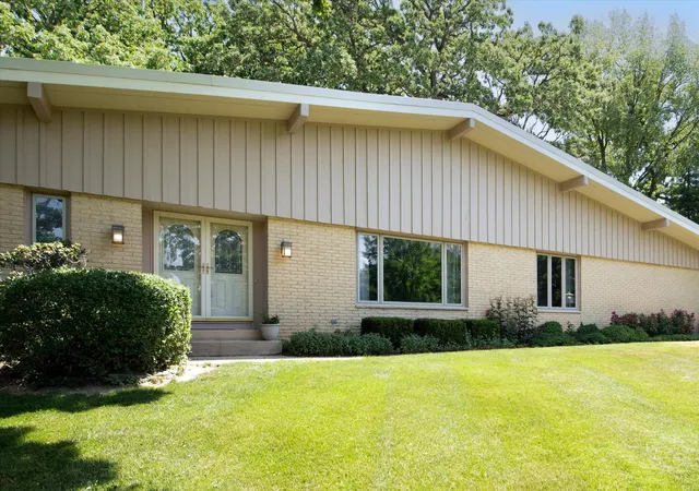 5th image of 1196 Nottingham Ln, Elgin, IL 60120 | MLS# 12603666