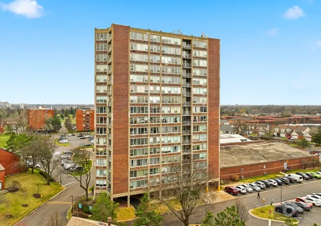Homes for sale in Glenview, IL | 3925 Triumvera Dr #10B, Glenview, IL 60025 | MLS# 12604008