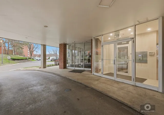 Homes for sale in Glenview, IL | 3925 Triumvera Dr #10B, Glenview, IL 60025 | MLS# 12604008