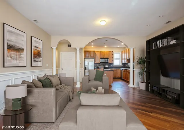 3rd image of 7018 S Paxton Ave, Chicago, IL 60649