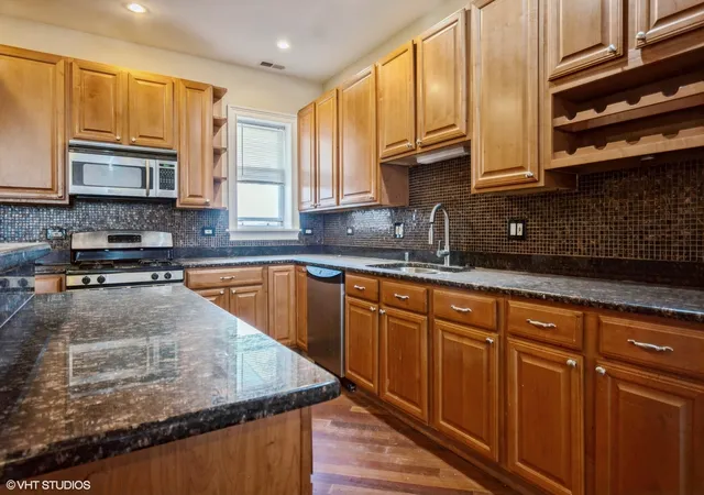 4th image of 7018 S Paxton Ave, Chicago, IL 60649