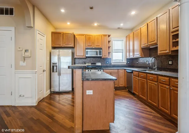 5th image of 7018 S Paxton Ave, Chicago, IL 60649