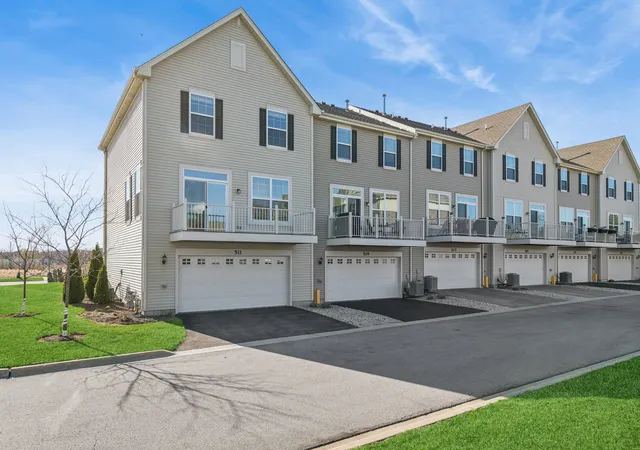 Homes for sale in Crystal Lake, IL | 511 Cimmaron Cir, Crystal Lake, IL 60012 | MLS# 12604336