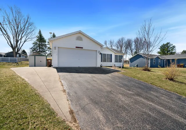 Homes for sale in Orangeville, IL | 227 Meadow Dr, Orangeville, IL 61060 | MLS# 12604670