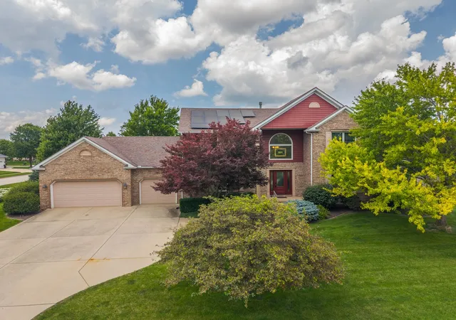 Homes for sale in Bloomington, IL | 3102 Wisteria Ln, Bloomington, IL 61704 | MLS# 12606214