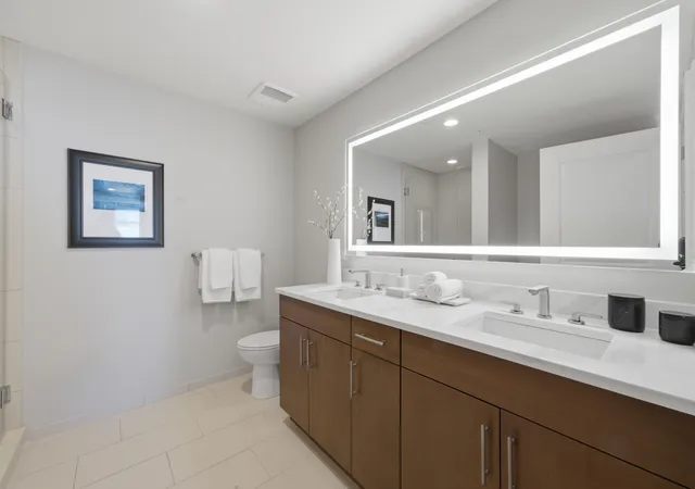 2nd image of 850 N Lake Shore Dr, Chicago, IL 60611