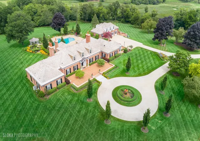 Photo 3 of Single family home for sale at 546 Oak Knoll Rd, Barrington, IL 60010 | MLS# 12606624 | Listing updated on 2026-10-01