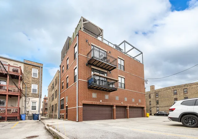 2nd image of 842 W Belle Plaine Ave, Chicago, IL 60613