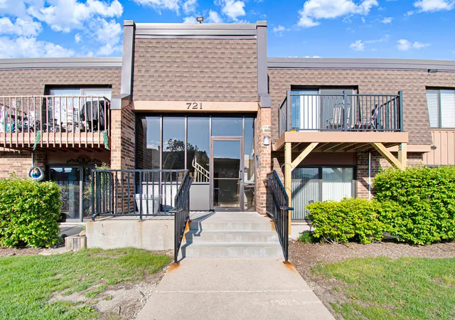 Homes for sale in Schaumburg, IL | 721 Tipperary Ct #1a, Schaumburg, IL 60193 | MLS# 12607781