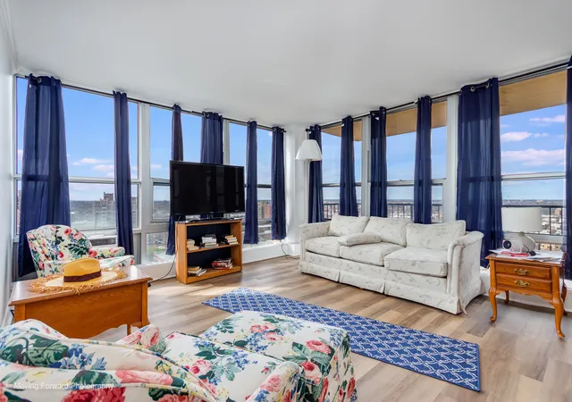 5th image of 6730 S S Shore Dr, Chicago, IL 60649