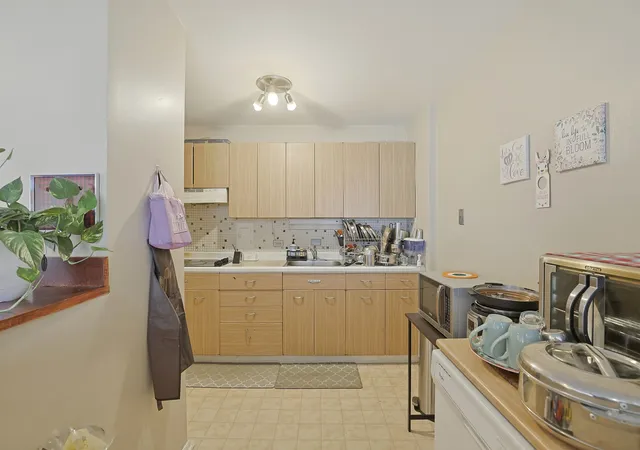 2nd image of 5701 N Sheridan Rd, Chicago, IL 60660