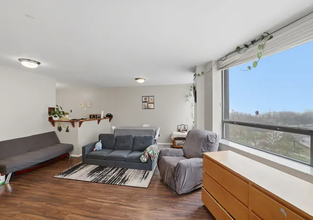 3rd image of 5701 N Sheridan Rd, Chicago, IL 60660