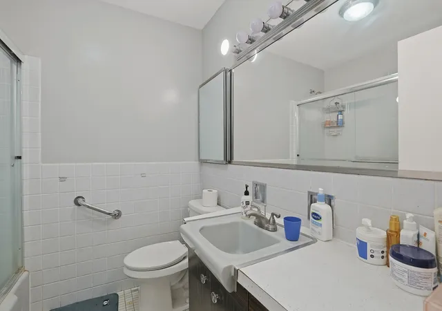 5th image of 5701 N Sheridan Rd, Chicago, IL 60660