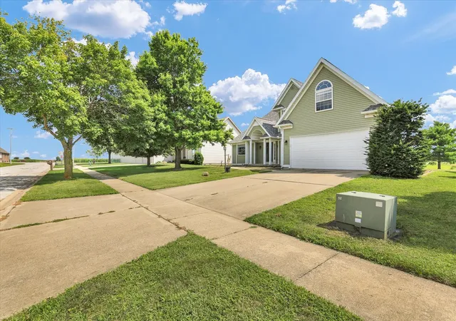 Photo 2 of Single family home for sale at 905 Pheasant Run Rd, Tuscola, IL 61953 | MLS# 12608875 | Listing updated on 2026-08-16