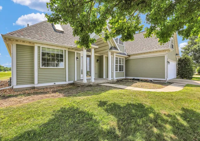 Photo 3 of Single family home for sale at 905 Pheasant Run Rd, Tuscola, IL 61953 | MLS# 12608875 | Listing updated on 2026-08-16