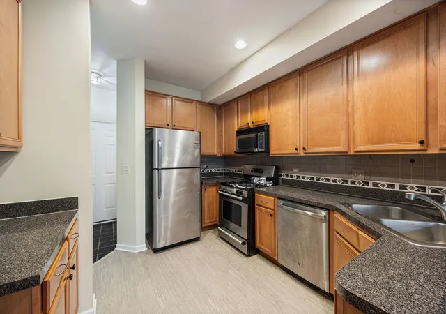 3rd image of 2556 Camberley Cir #2-813, Westchester, IL 60154 | MLS# 12609892