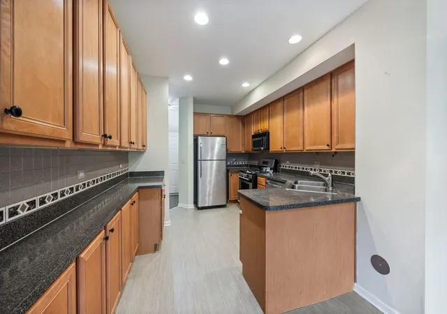 4th image of 2556 Camberley Cir #2-813, Westchester, IL 60154 | MLS# 12609892