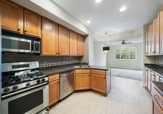 5th image of 2556 Camberley Cir #2-813, Westchester, IL 60154 | MLS# 12609892