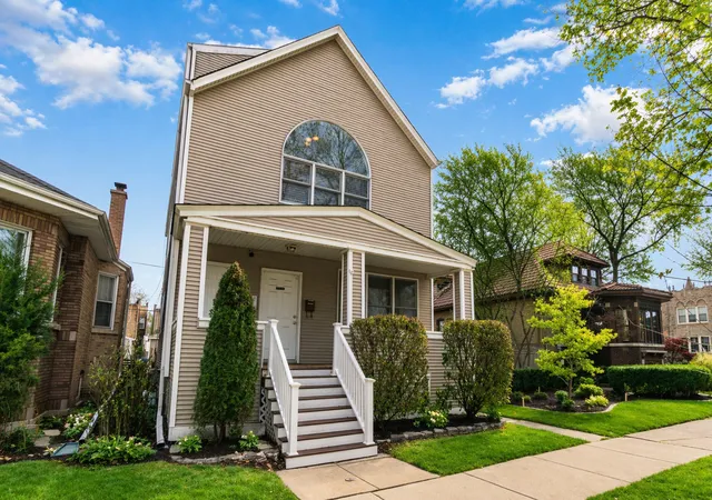 Homes for sale in Chicago, IL | 5707 N Rockwell St, Chicago, IL 60659 | MLS# 12610595