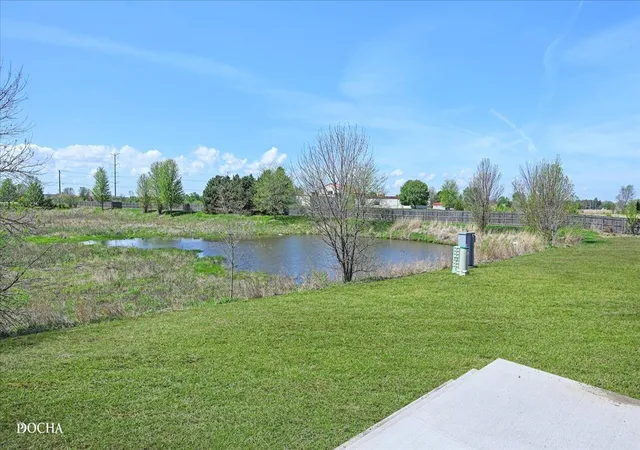 Listing Photo 2 - Condo for sale in building located at 3995 Shoeger Dr, Yorkville, IL 60560 - Unit #