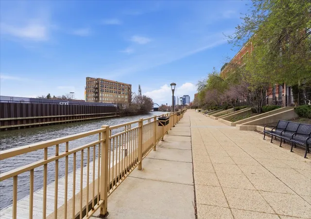 2nd image of 1000 N Kingsbury St, Chicago, IL 60610