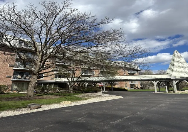 Listing Photo 1 - Condo for sale in building located at 5125 Blodgett Ave, Downers Grove, IL 60515 - Unit #211T