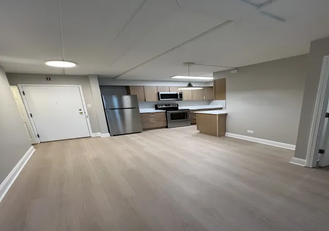 Listing Photo 4 - Condo for sale in building located at 5125 Blodgett Ave, Downers Grove, IL 60515 - Unit #211T