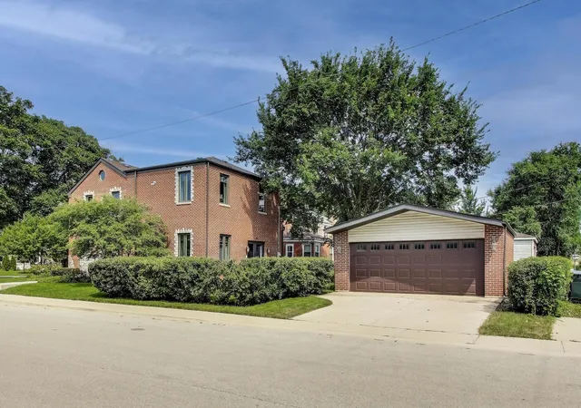 Photo 2 of Single family home for sale at 3472 W N Shore Ave, Lincolnwood, IL 60712 | MLS# 12611373 | Listing updated on 2026-07-09
