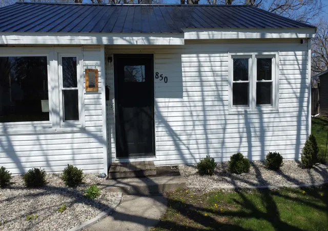 3rd image of 850 E Locust St, Watseka, IL 60970 | MLS# 12612421