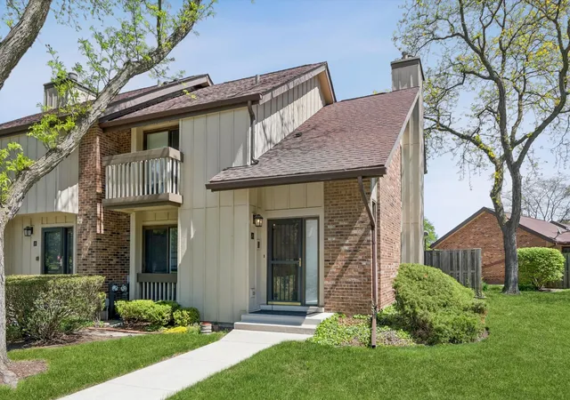1st image of 32 Kyle Ct #32, Willowbrook, IL 60527 | MLS# 12612547