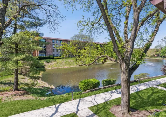 2nd image of 32 Kyle Ct #32, Willowbrook, IL 60527 | MLS# 12612547