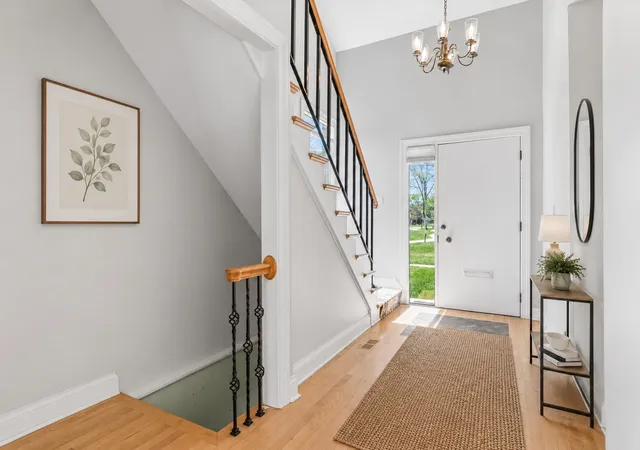 4th image of 32 Kyle Ct, Willowbrook, IL 60527