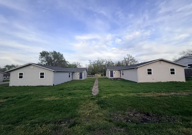 Listing Photo 2 - Condo for sale in building located at 916 S 10th St, Herrin, IL 62948 - Unit #