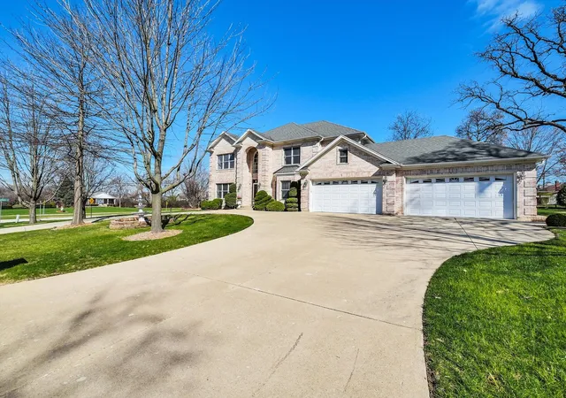 Photo 2 of Single family home for sale at 500 E Sherwood Dr, Addison, IL 60101 | MLS# 12614192 | Listing updated on 2026-08-08