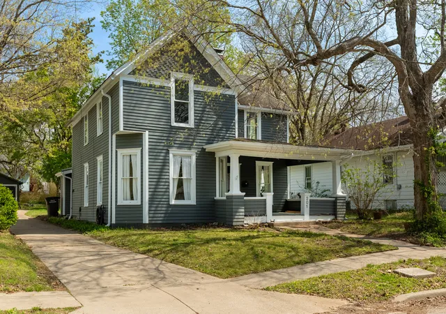 Photo 3 of Single family home for sale at 201 S Maple St, Carbondale, IL 62901 | MLS# 12614519 | Listing updated on 2026-09-07