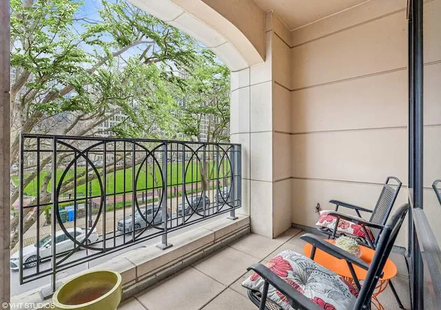 2nd image of 840 N Lake Shore Dr, Chicago, IL 60611