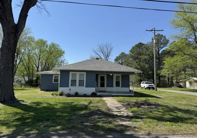 Photo 4 of Single family home for sale at 311 N Goldheimer Ave, Benton, IL 62812 | MLS# 12615017 | Listing updated on 2026-08-08