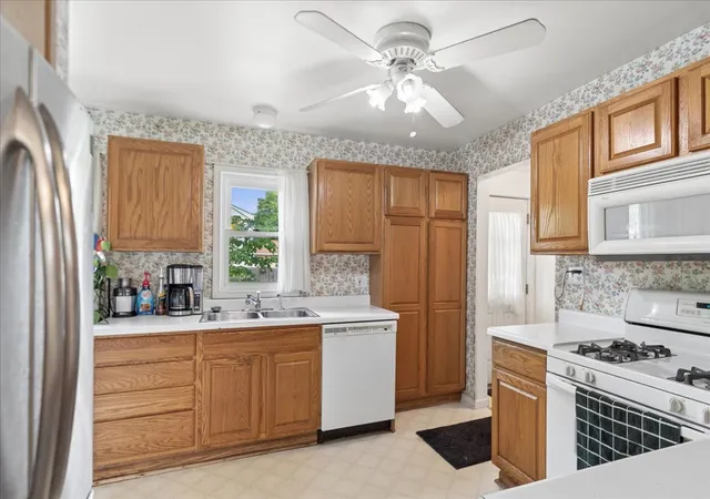 Photo 3 of Single family home for sale at 427 S Elmwood Ave, Waukegan, IL 60085 | MLS# 12615276 | Listing updated on 2026-07-27