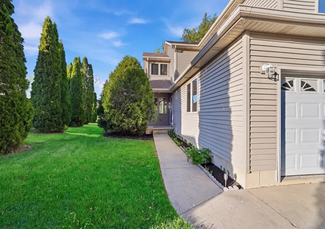 Photo 2 of Townhouse for sale at 113 Andresen Ct, De Kalb, IL 60115 | MLS# 12615566 | Listing updated on 2026-09-01