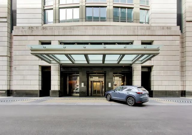 3rd image of 130 N Garland Ct, Chicago, IL 60602