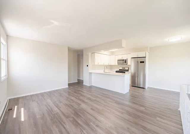 3rd image of 716 Inverrary Ln #D, Deerfield, IL 60015 | MLS# 12615613