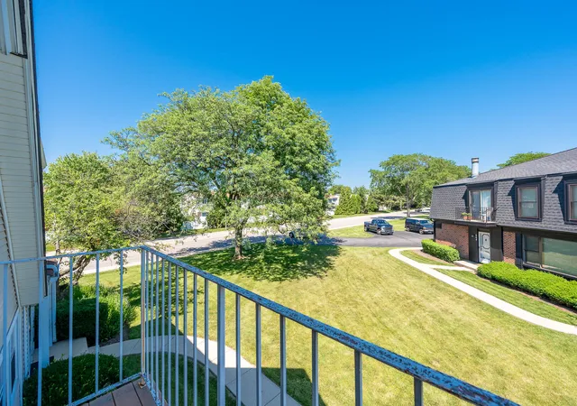 2nd image of 716 Inverrary Ln, Deerfield, IL 60015